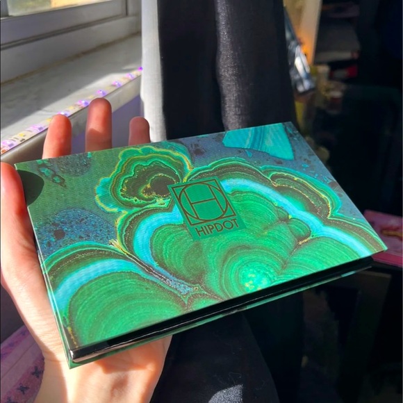 Eyeshadow pallet - Picture 1 of 5